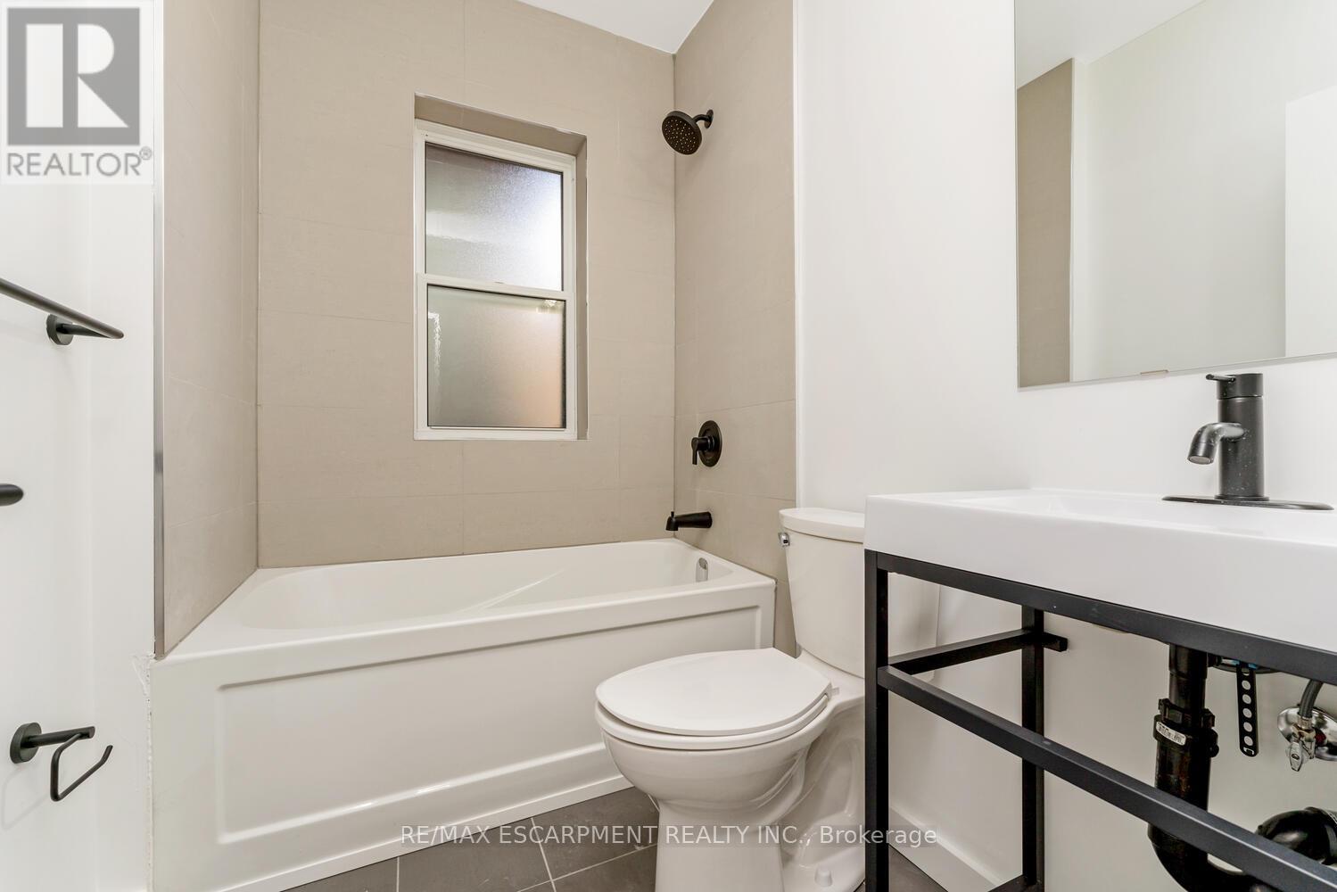 10 - 127 Victoria Avenue S, Hamilton, Ontario  L8N 2S9 - Photo 8 - X12522868