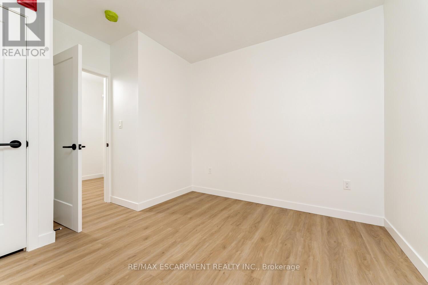 10 - 127 Victoria Avenue S, Hamilton, Ontario  L8N 2S9 - Photo 9 - X12522868