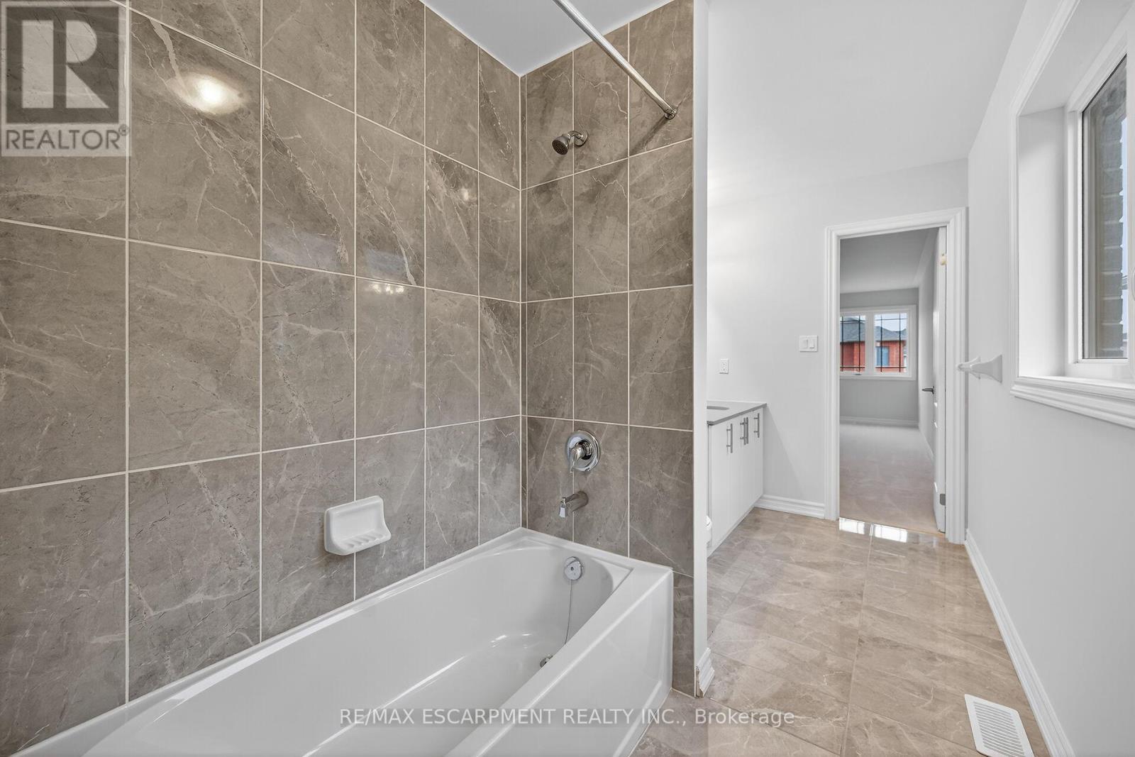 15 Huntsworth Avenue, Thorold, Ontario  L2V 0N2 - Photo 37 - X12523018