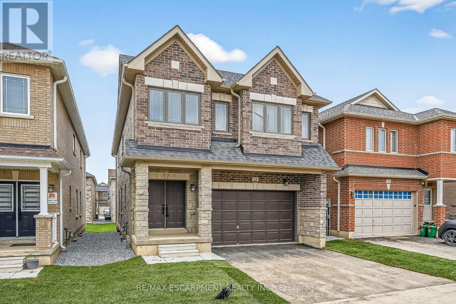 15 Huntsworth Avenue, Thorold, Ontario  L2V 0N2 - Photo 4 - X12523018