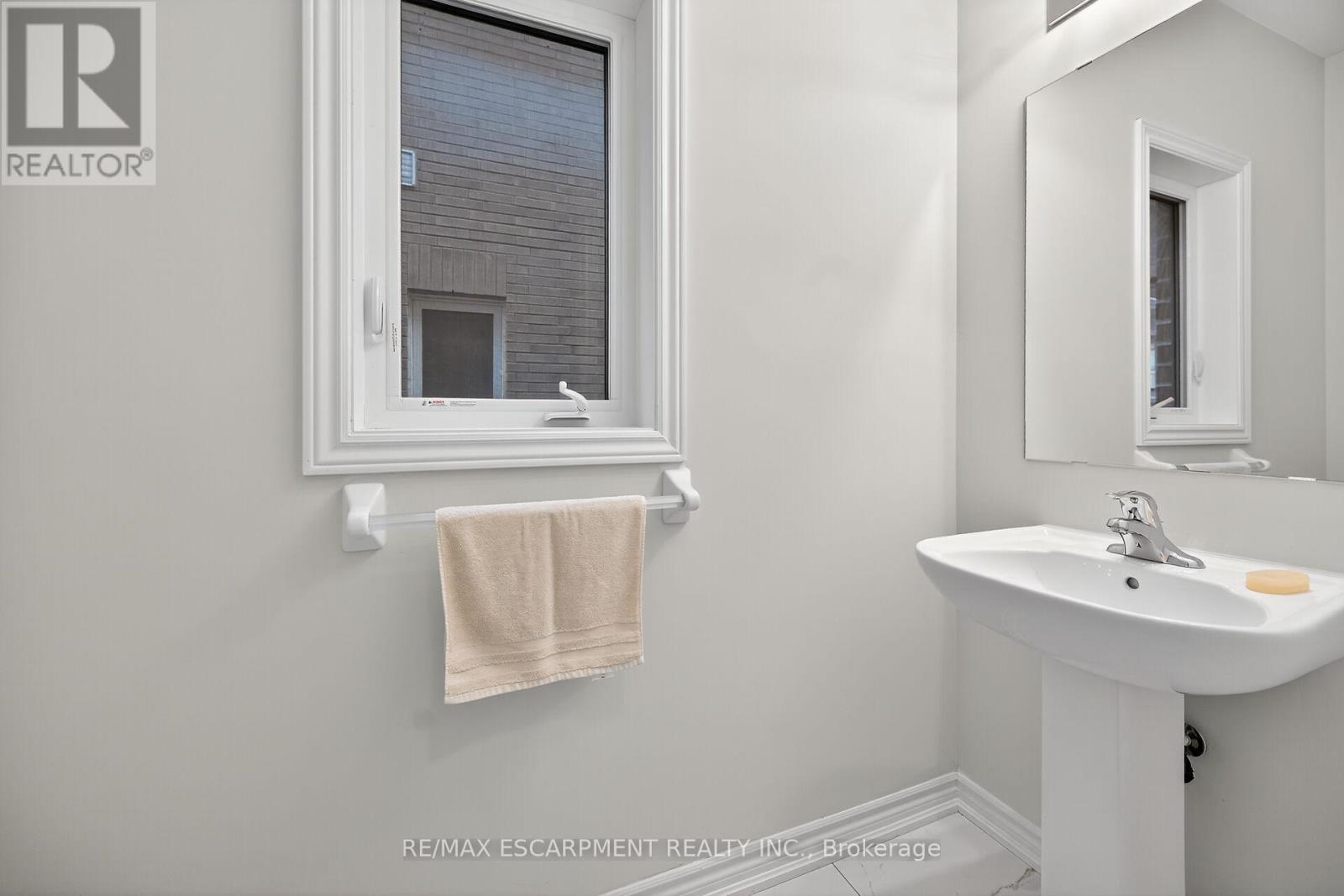 15 Huntsworth Avenue, Thorold, Ontario  L2V 0N2 - Photo 8 - X12523018