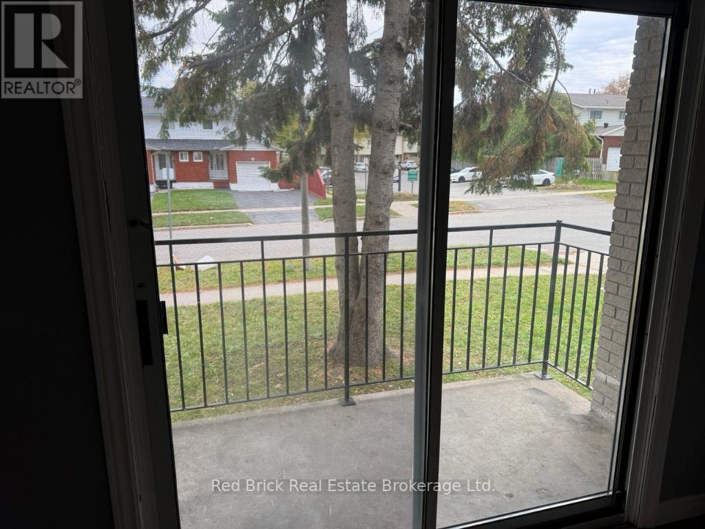 204 Veronica Drive, Kitchener, Ontario N2A 2R9 - Photo 6 - X12523114