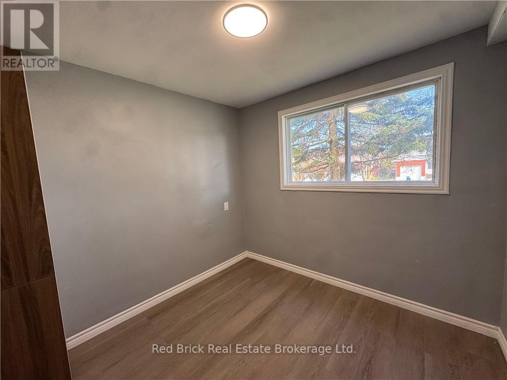 204 Veronica Drive, Kitchener, Ontario N2A 2R9 - Photo 8 - X12523114