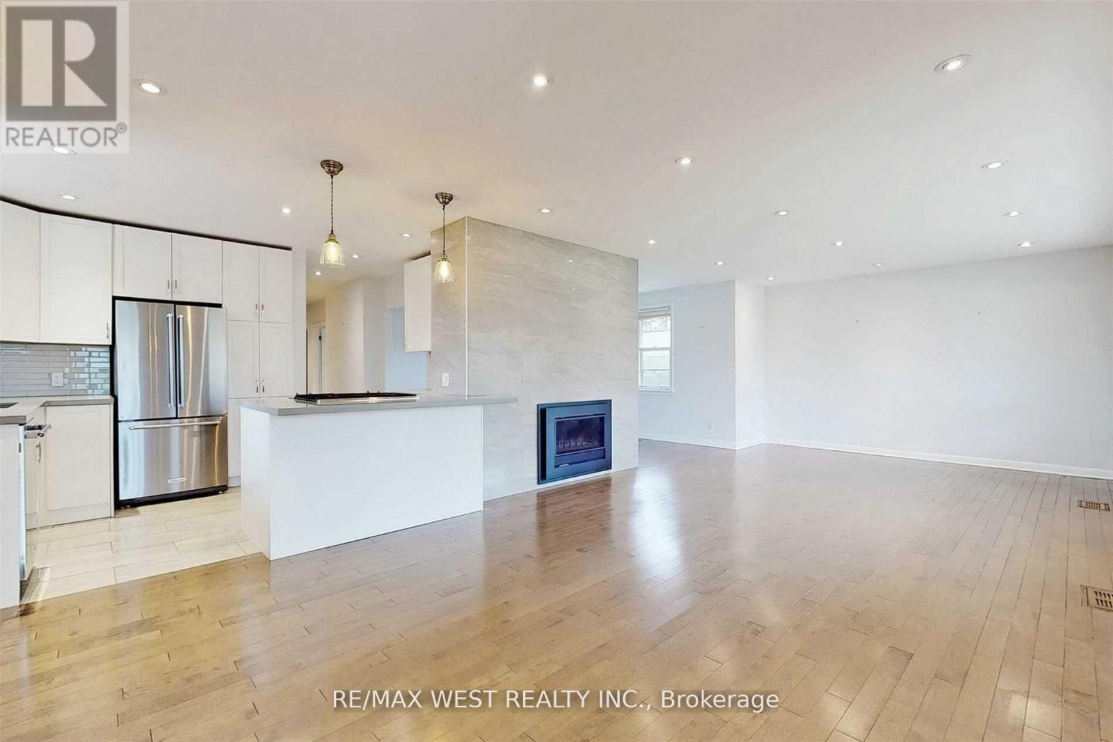 Main - 24 Oldham Road, Toronto, Ontario  M9A 2B7 - Photo 3 - W12449505