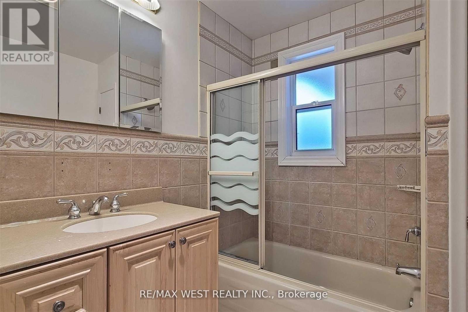 Main - 24 Oldham Road, Toronto, Ontario  M9A 2B7 - Photo 10 - W12449505