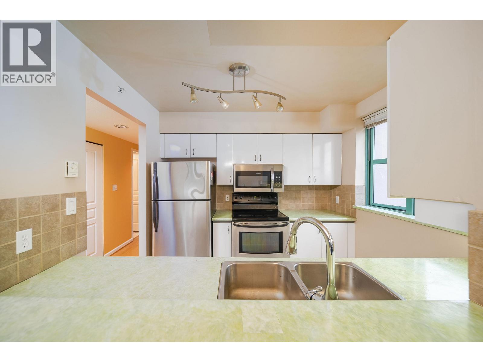 1203 3071 Glen Drive, Coquitlam, British Columbia  V3B 7R1 - Photo 11 - R3027459