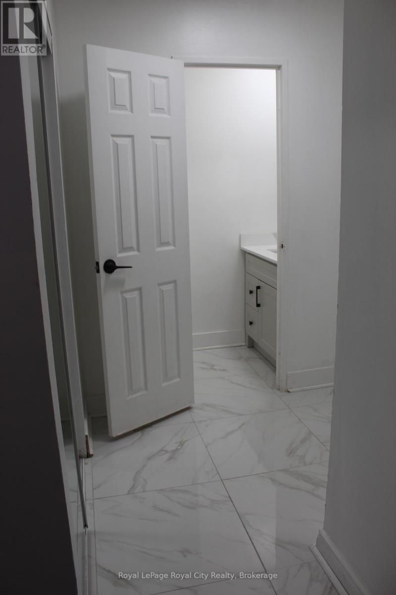 137 Jansen Avenue, Kitchener, Ontario  N2A 2L8 - Photo 6 - X12523396