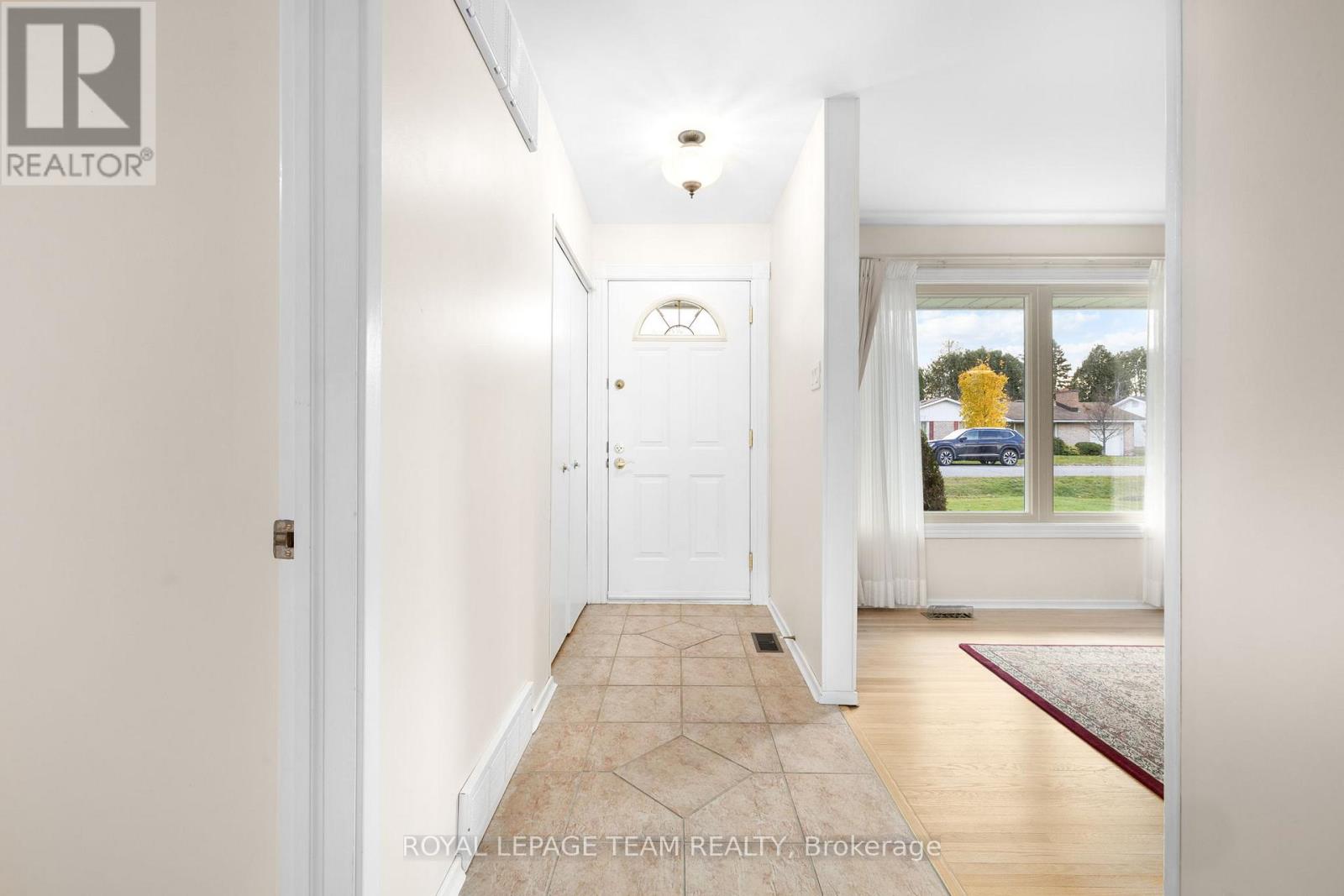 11 Cherrywood Drive, Ottawa, Ontario  K2H 6H1 - Photo 2 - X12523222