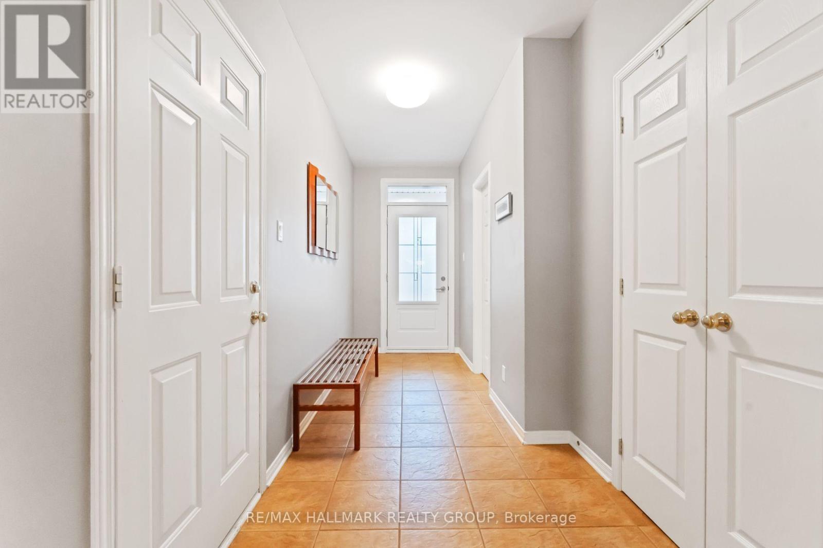 29 Maxton Private, Ottawa, Ontario  K1J 1J1 - Photo 4 - X12523248