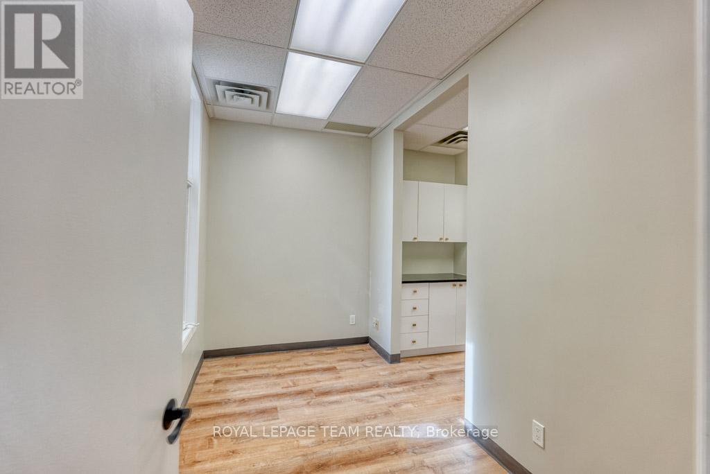 84 Centrepointe Drive, Ottawa, Ontario  K2G 6B1 - Photo 28 - X12523314