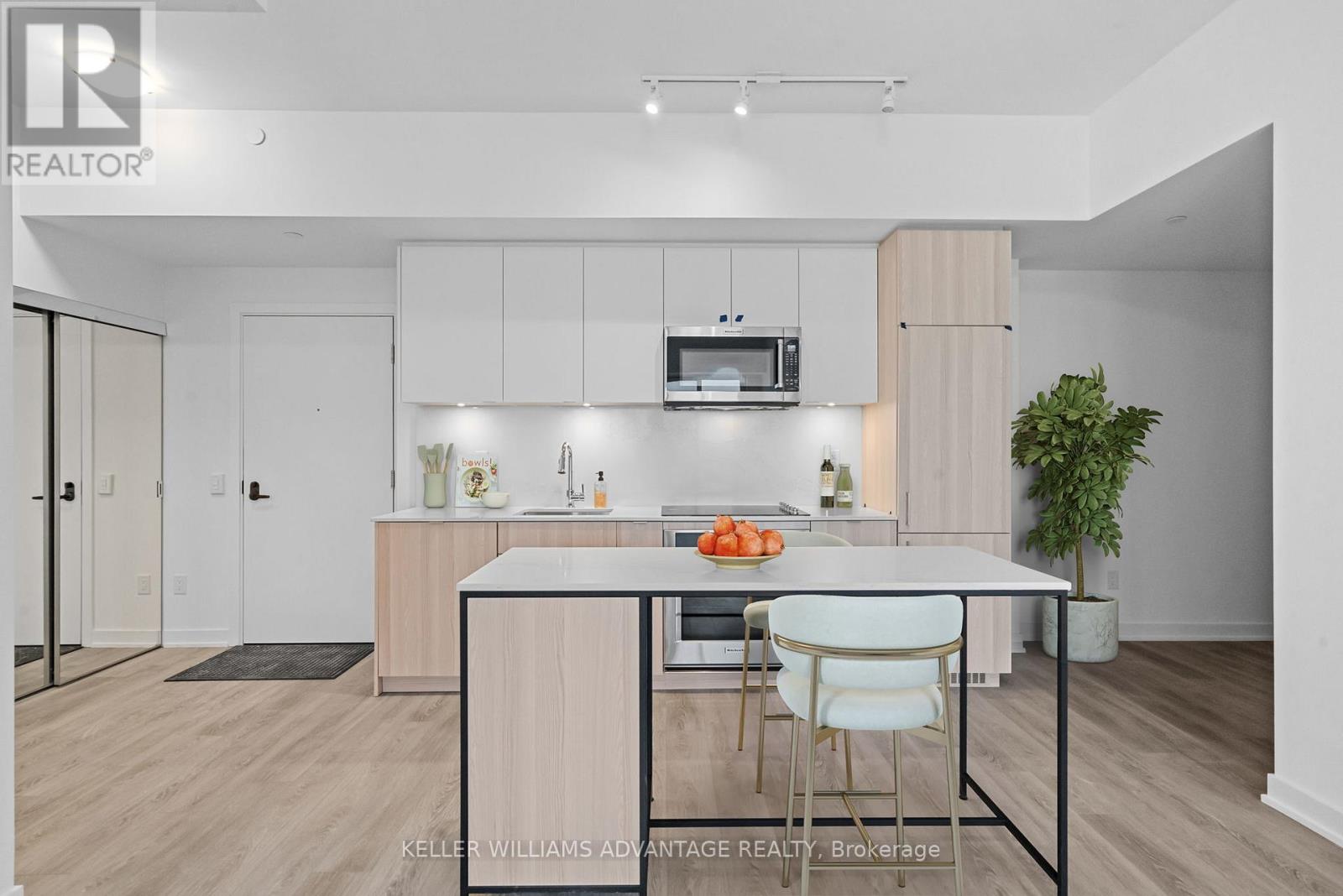 307 - 220 MISSINNIHE WAY, Mississauga, Ontario