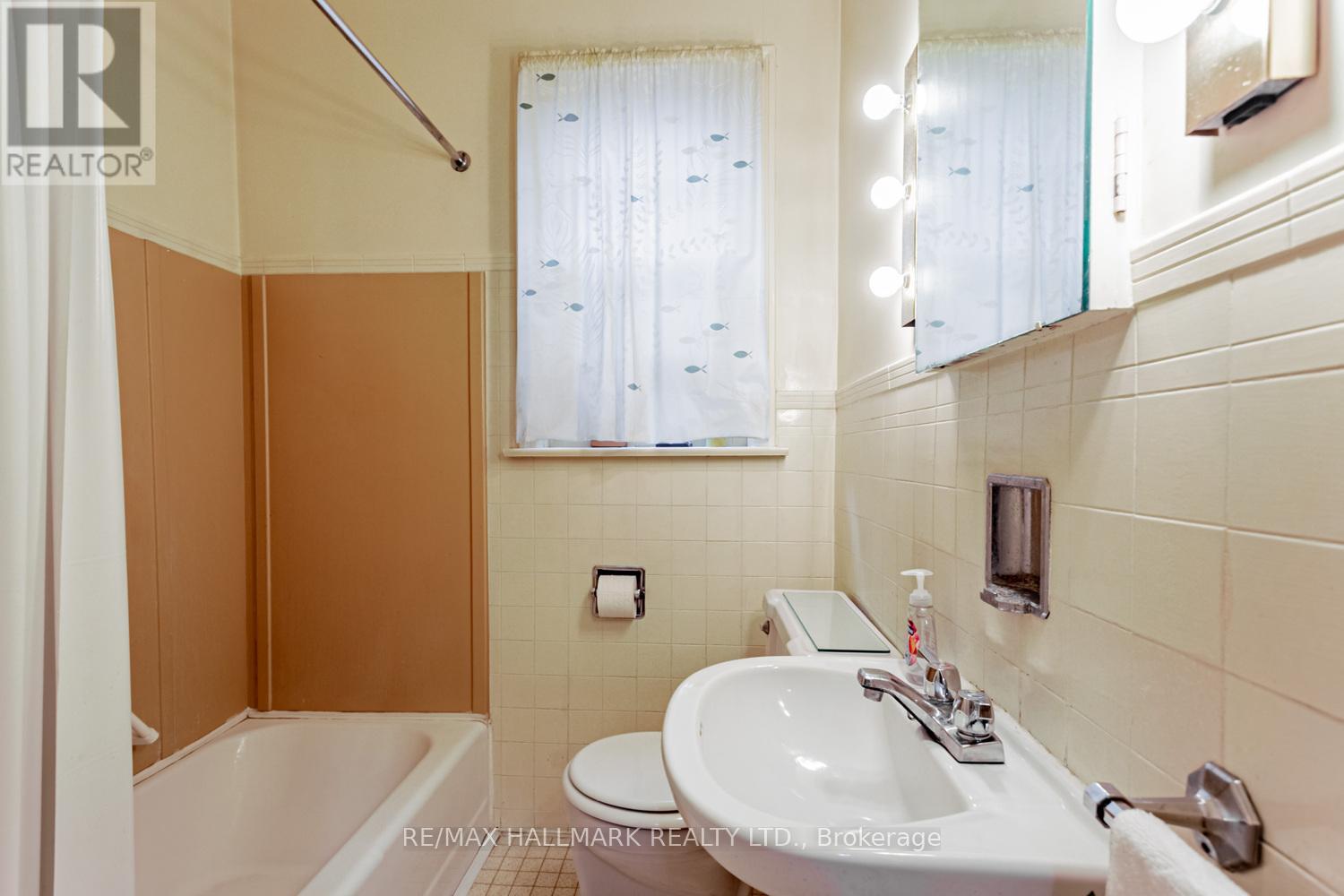 56 Delroy Drive, Toronto, Ontario  M8Y 1N2 - Photo 11 - W12523124