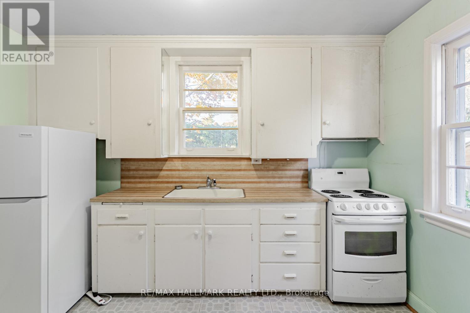 56 Delroy Drive, Toronto, Ontario  M8Y 1N2 - Photo 7 - W12523124