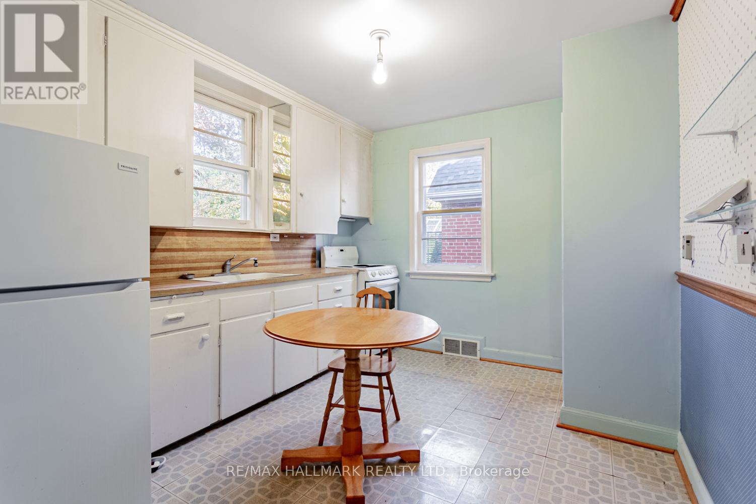 56 Delroy Drive, Toronto, Ontario  M8Y 1N2 - Photo 8 - W12523124