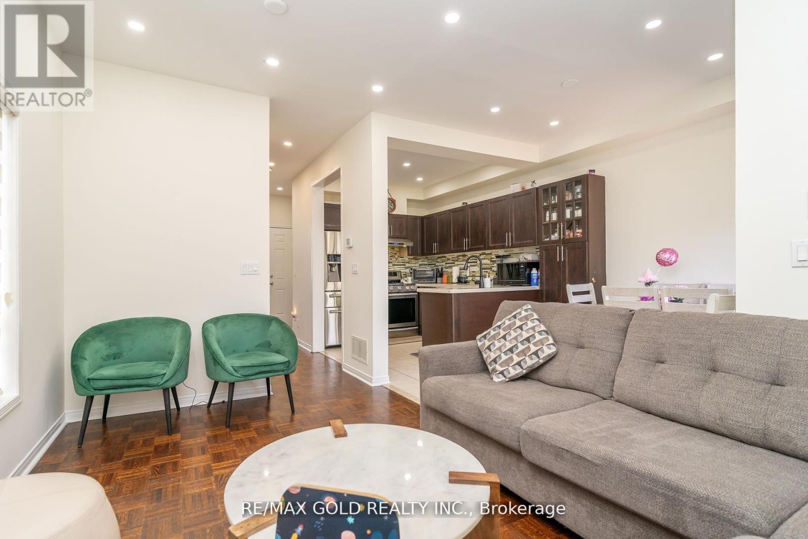 32 Rubysilver Drive, Brampton, Ontario L6P 1P9 - Photo 10 - W12523150