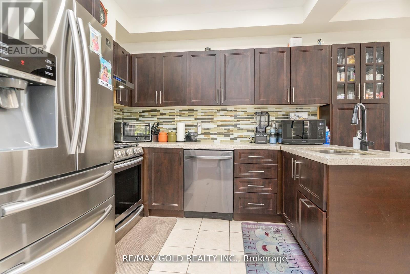 32 Rubysilver Drive, Brampton, Ontario L6P 1P9 - Photo 12 - W12523150