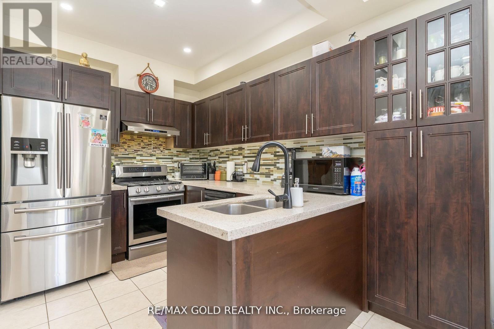 32 Rubysilver Drive, Brampton, Ontario L6P 1P9 - Photo 13 - W12523150