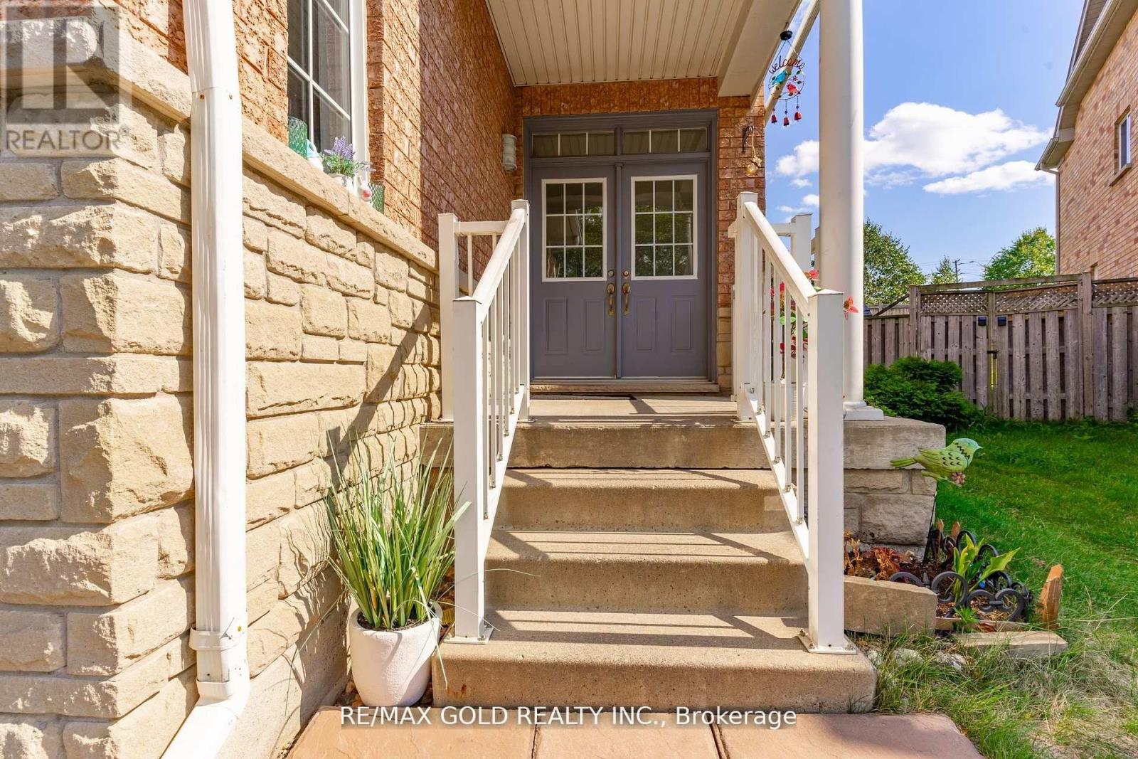 32 Rubysilver Drive, Brampton, Ontario L6P 1P9 - Photo 3 - W12523150