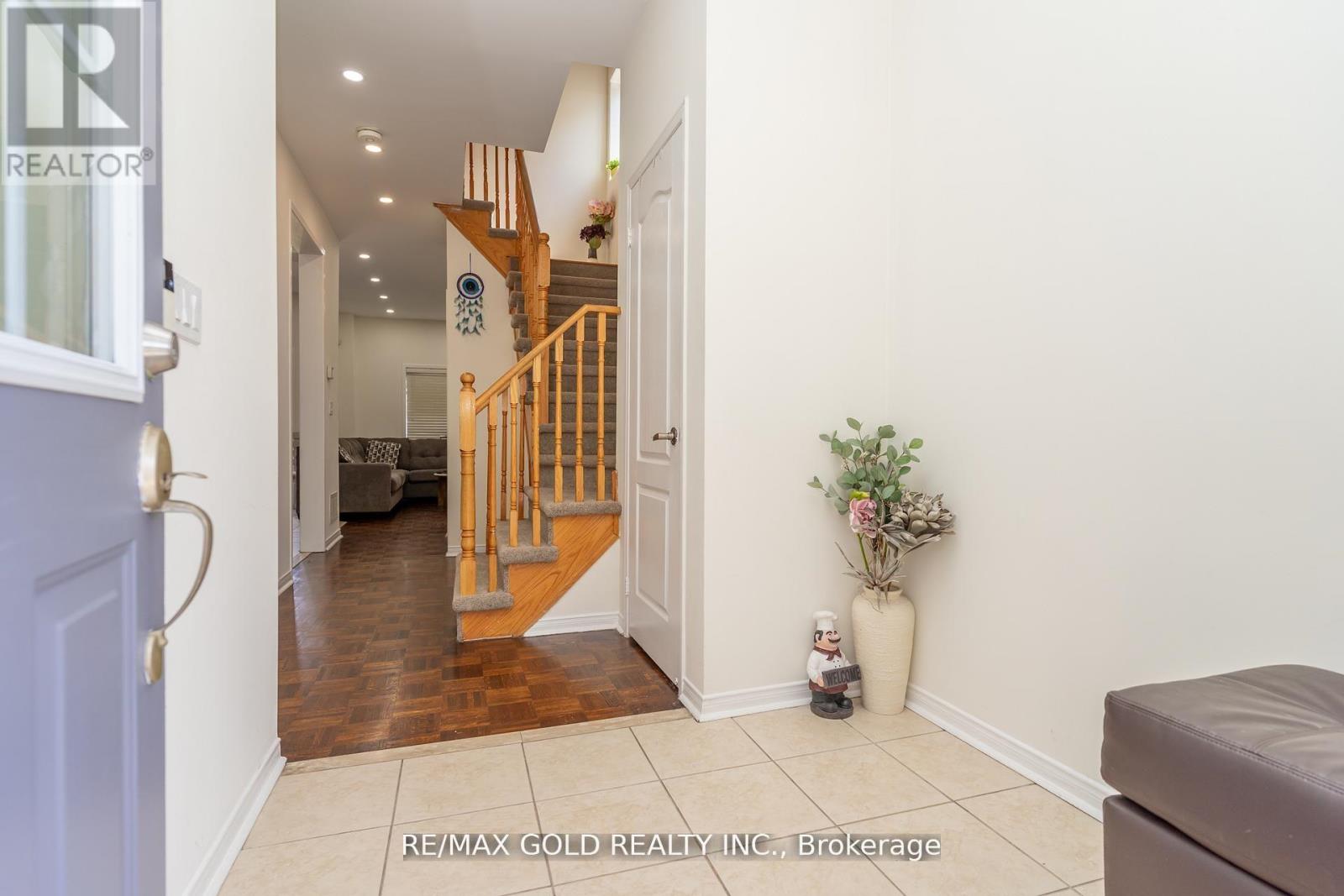 32 Rubysilver Drive, Brampton, Ontario L6P 1P9 - Photo 4 - W12523150