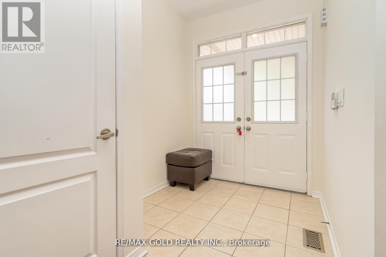 32 Rubysilver Drive, Brampton, Ontario L6P 1P9 - Photo 5 - W12523150