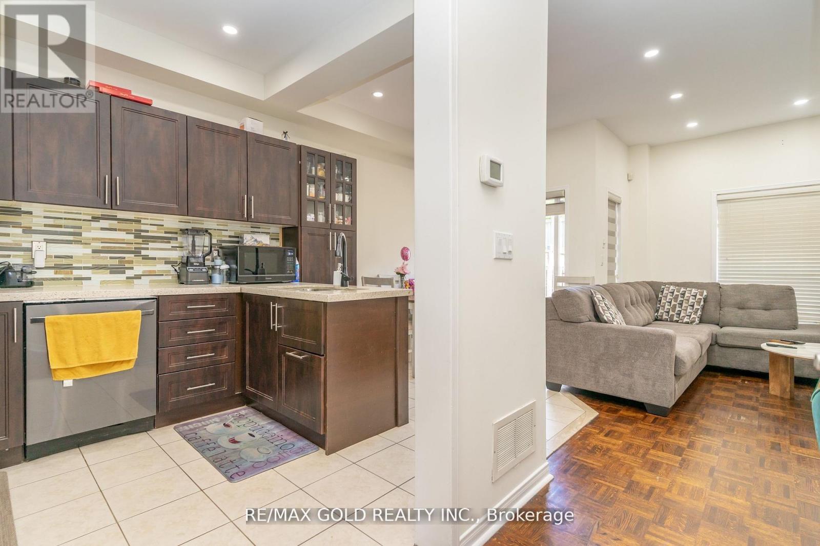 32 Rubysilver Drive, Brampton, Ontario L6P 1P9 - Photo 7 - W12523150