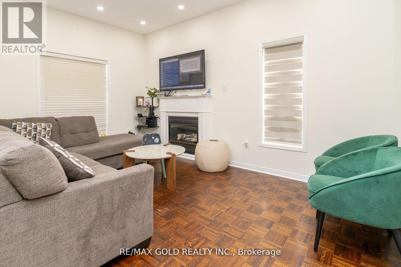 32 Rubysilver Drive, Brampton, Ontario L6P 1P9 - Photo 8 - W12523150