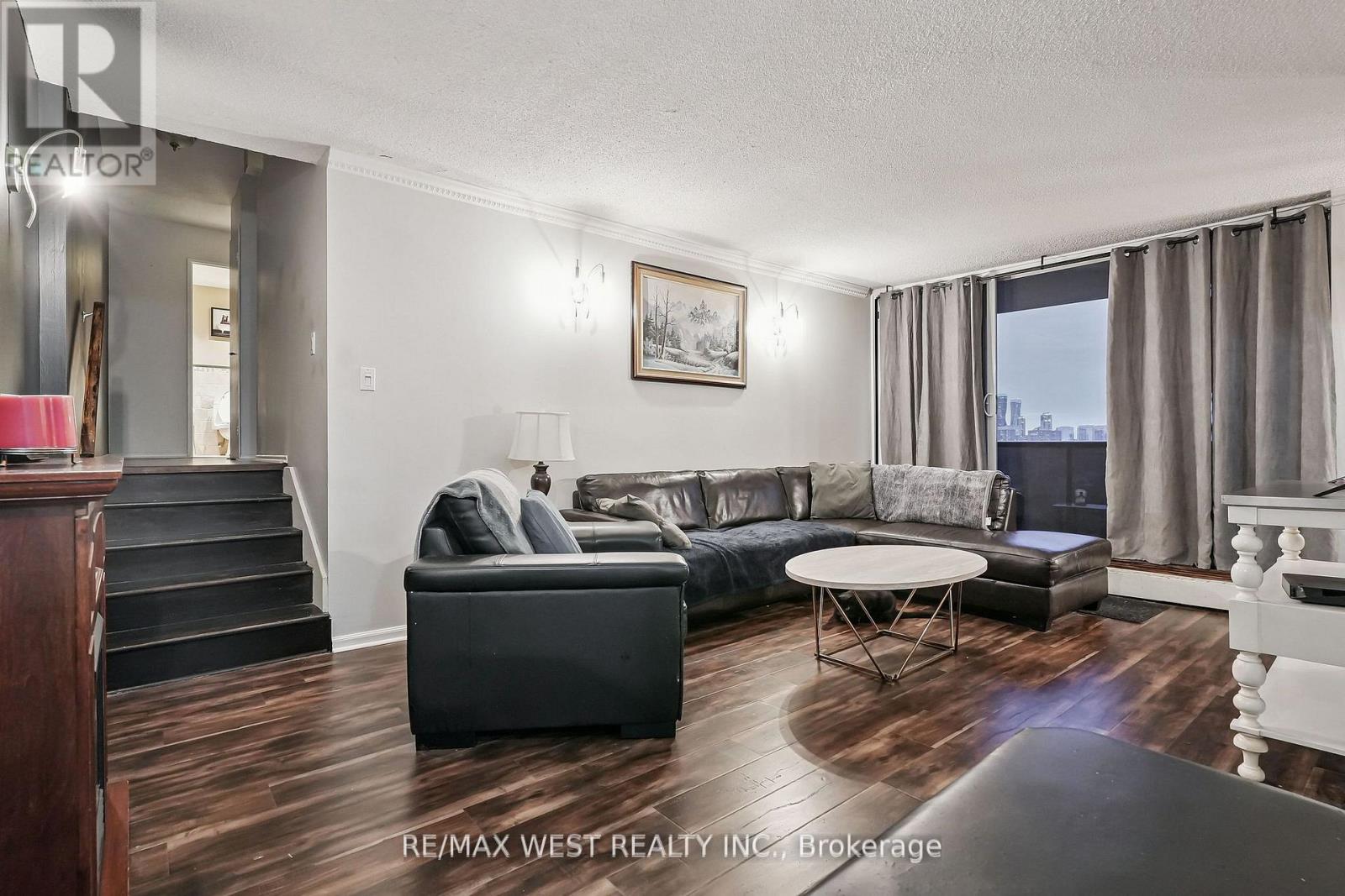 1203 - 530 Lolita Gardens, Mississauga, Ontario L5A 3T2 - Photo 2 - W12523162