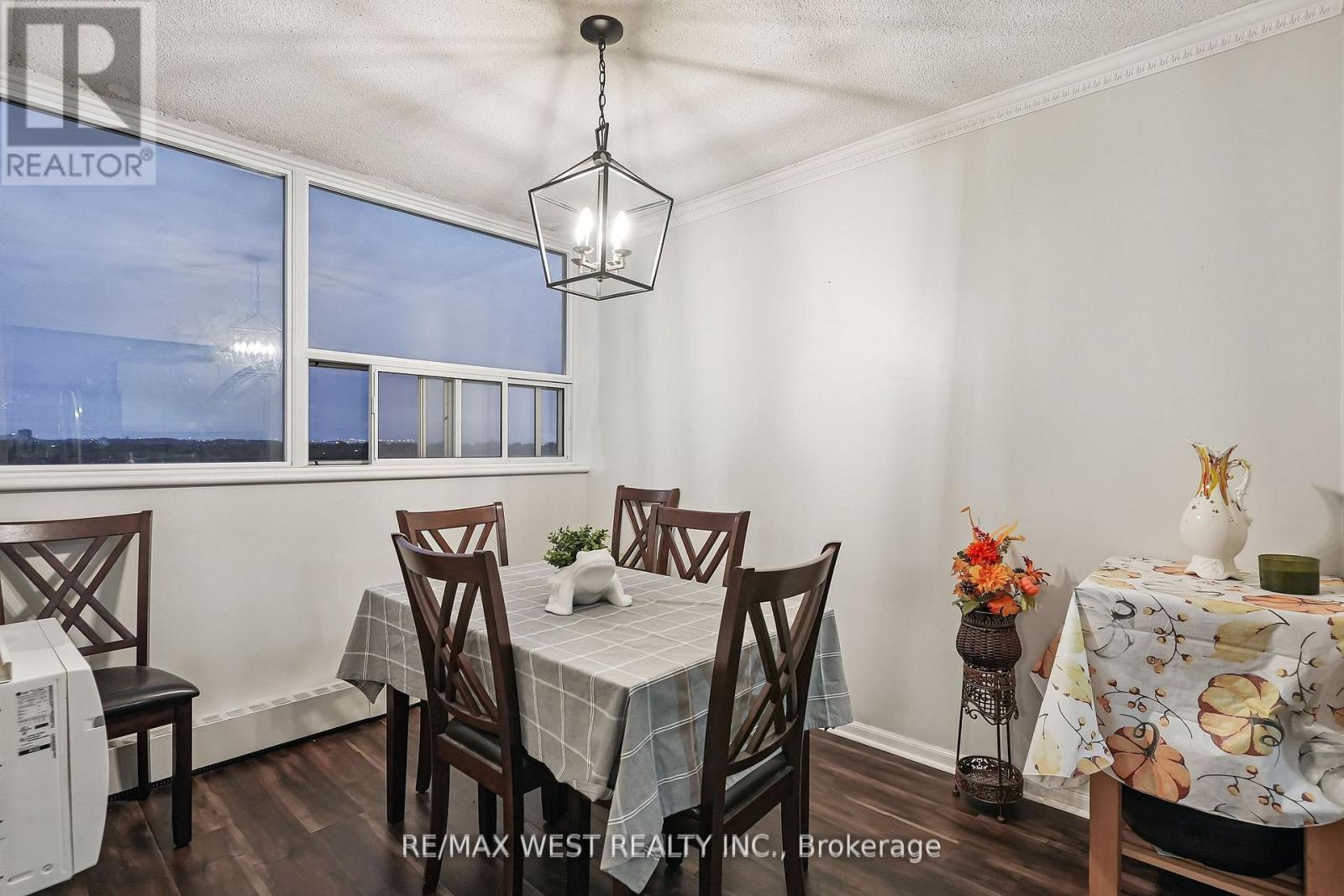 1203 - 530 Lolita Gardens, Mississauga, Ontario L5A 3T2 - Photo 4 - W12523162