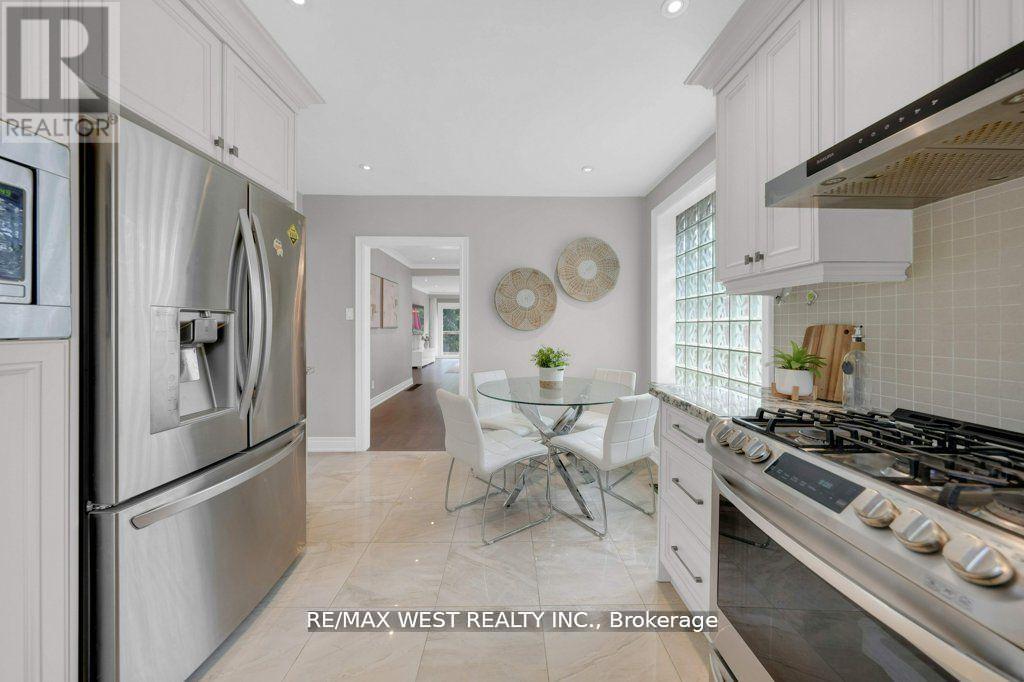 151 Brahms Avenue, Toronto, Ontario  M2H 1H9 - Photo 5 - C12523234