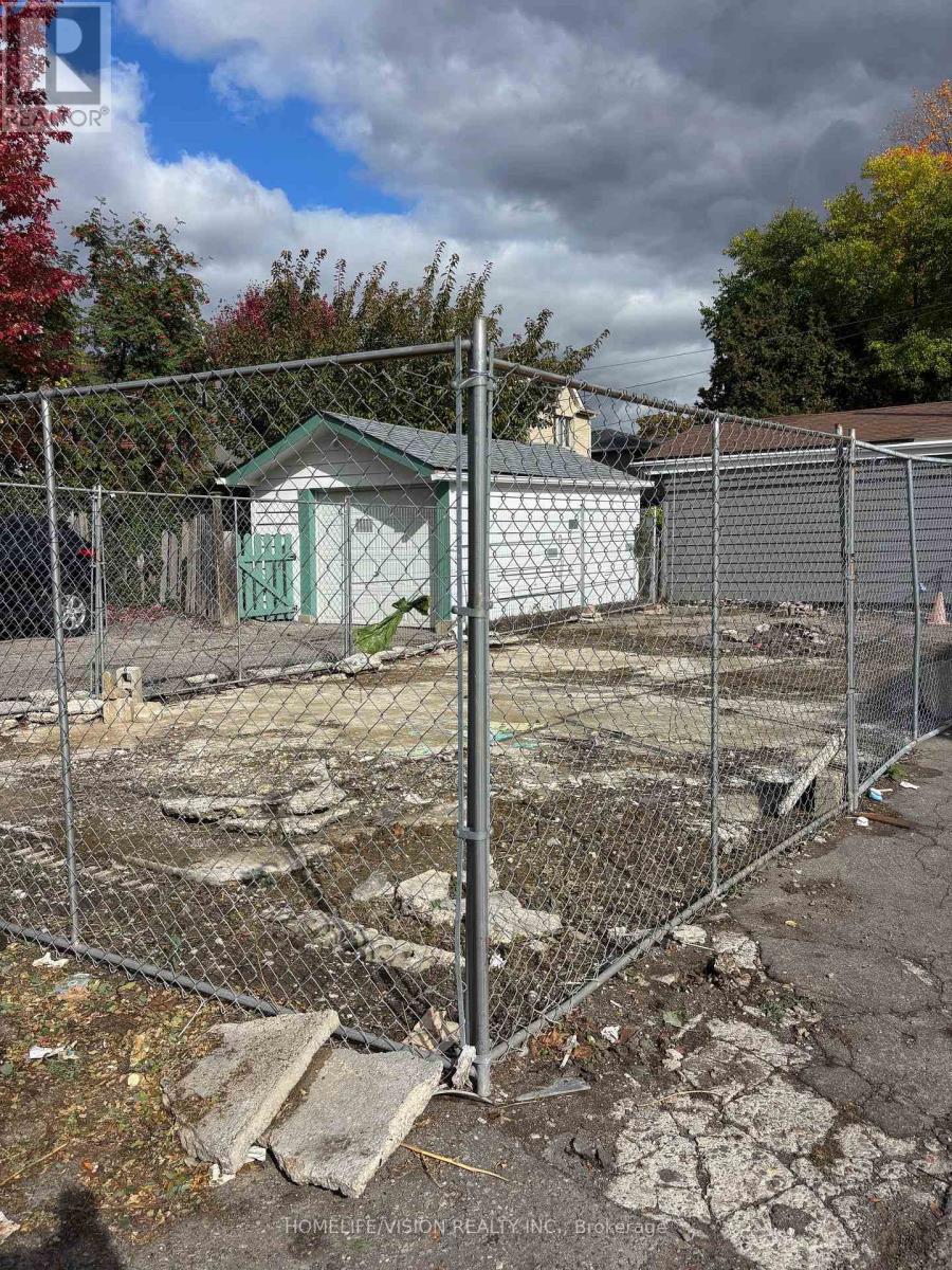 0 Sutherland Drive, Toronto, Ontario  M4G 2L1 - Photo 2 - C12523356