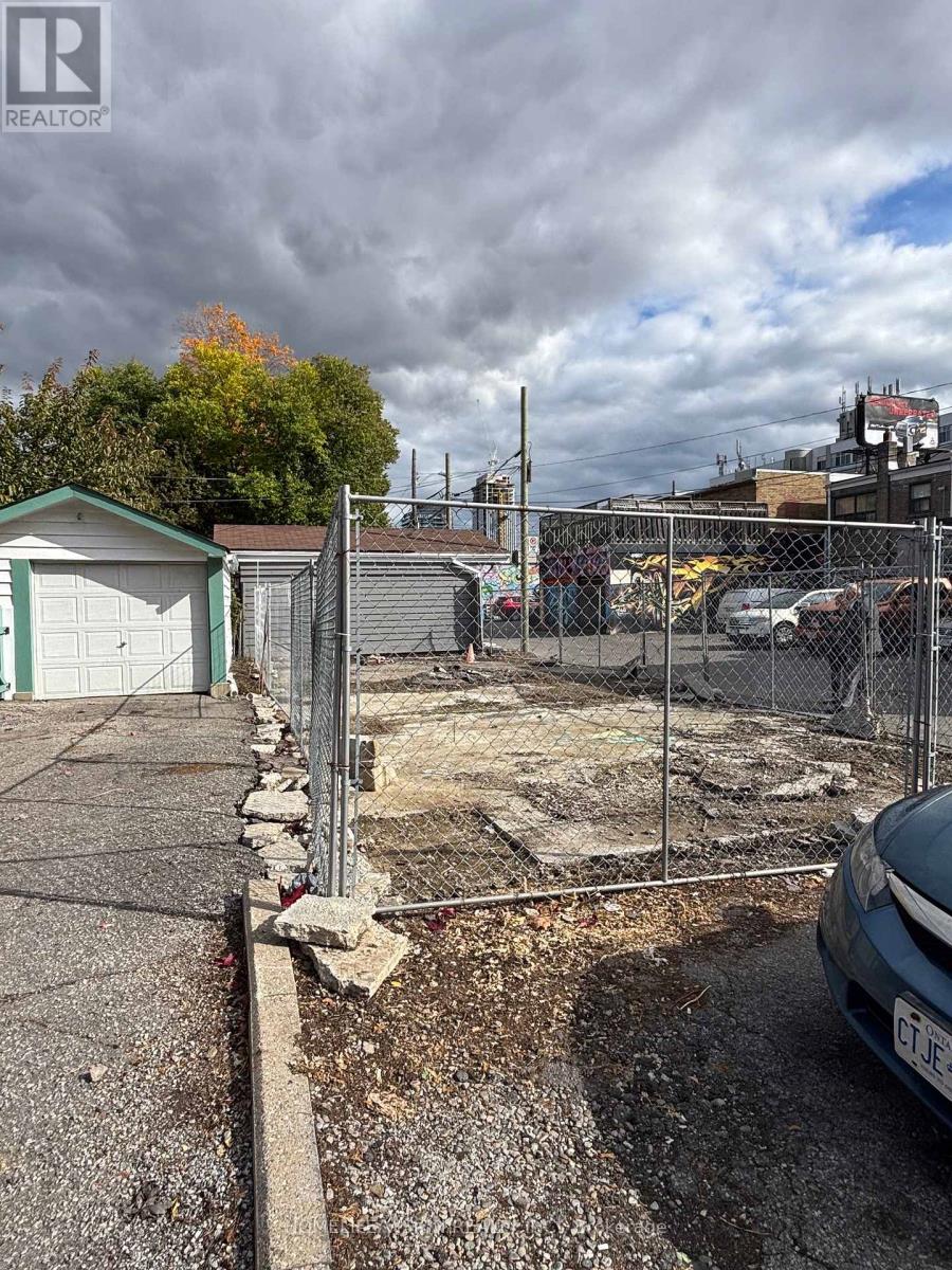 0 Sutherland Drive, Toronto, Ontario  M4G 2L1 - Photo 4 - C12523356