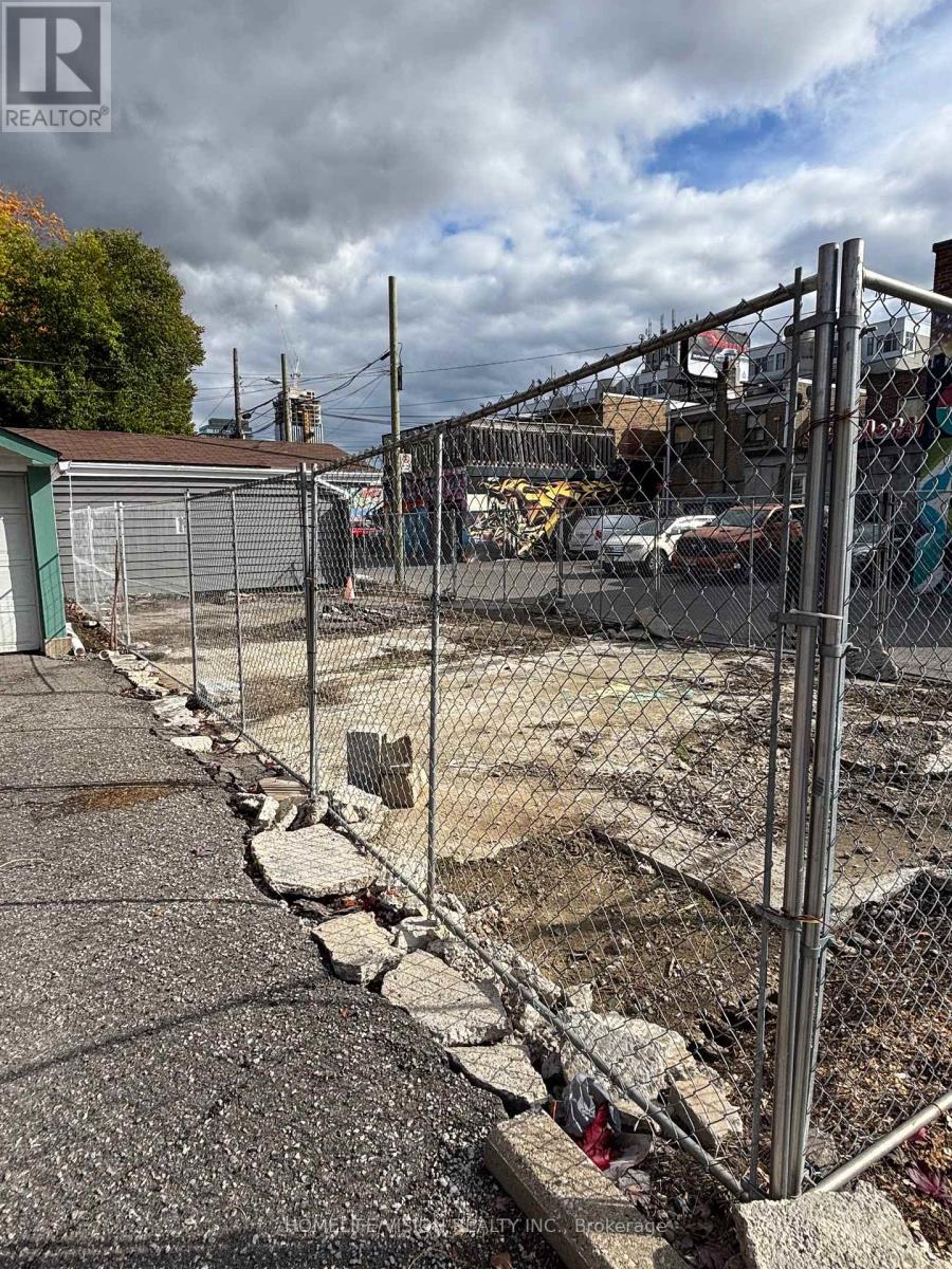 0 Sutherland Drive, Toronto, Ontario  M4G 2L1 - Photo 5 - C12523356