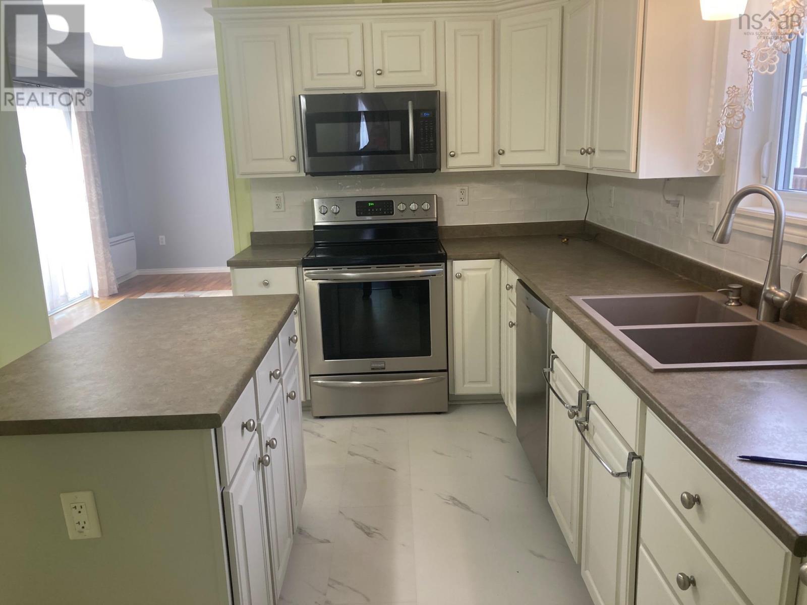 38 Sherbrooke Avenue, Bridgewater, Nova Scotia  B4V 4G1 - Photo 11 - 202527543