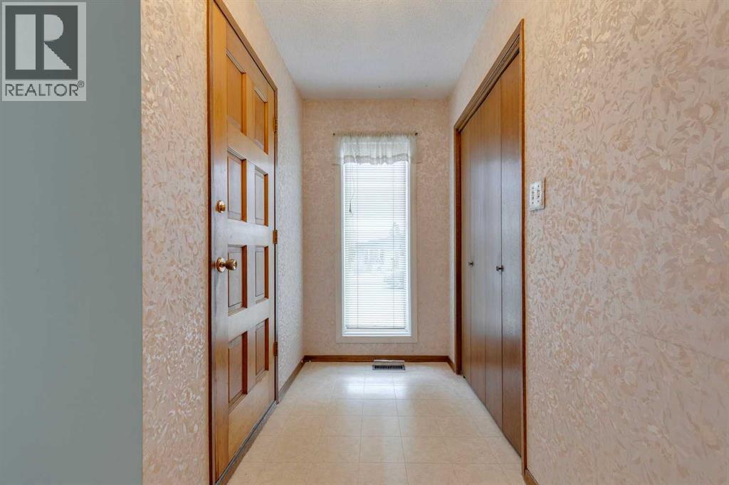 6320 Rundlehorn Drive Ne, Calgary, Alberta  T1Y 1M7 - Photo 4 - A2268766