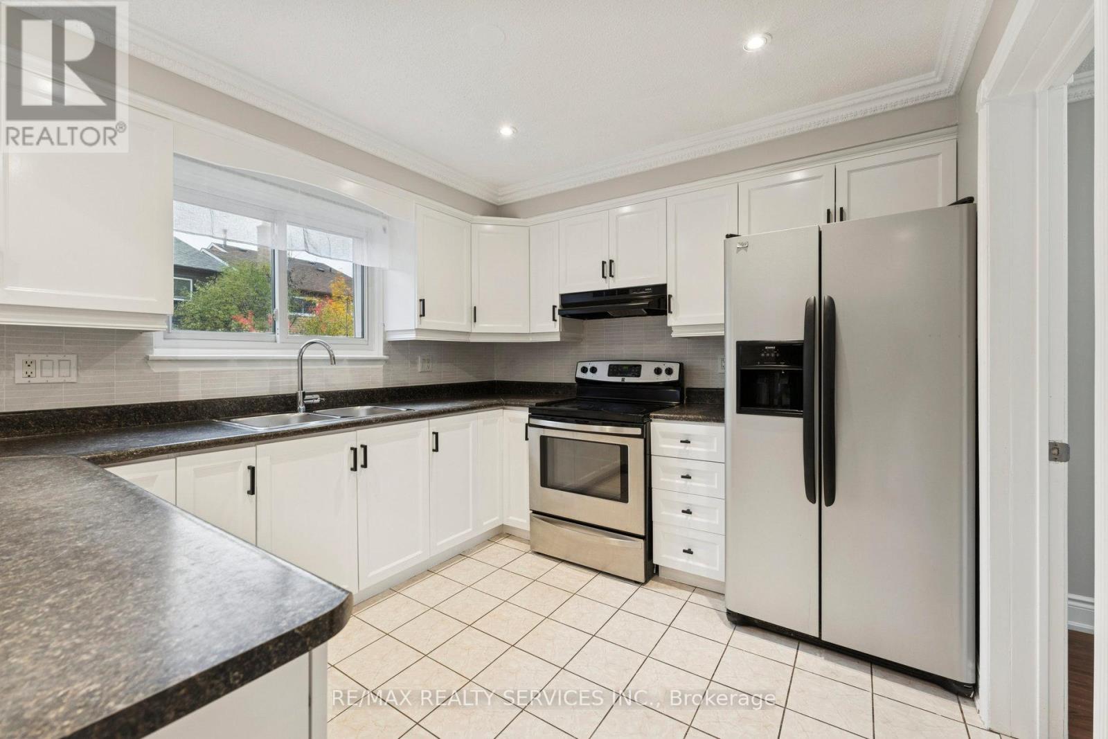 21 Majestic Crescent, Brampton, Ontario  L6S 3N1 - Photo 11 - W12520862