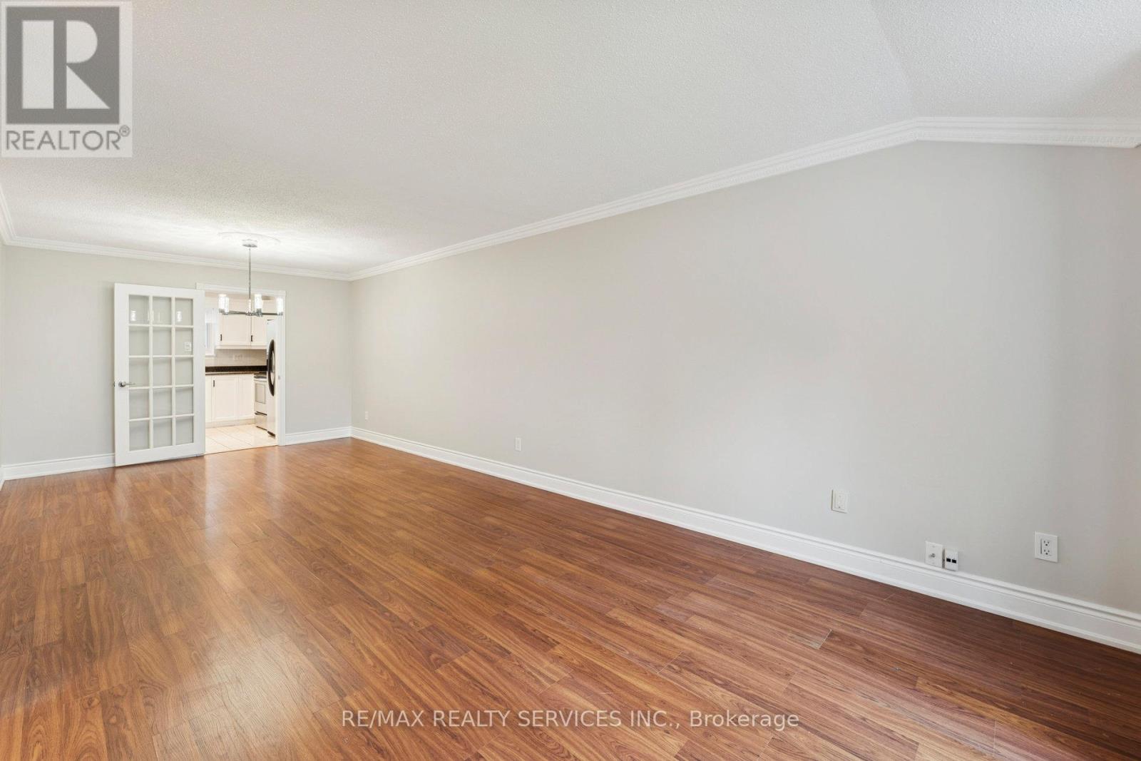 21 Majestic Crescent, Brampton, Ontario  L6S 3N1 - Photo 6 - W12520862