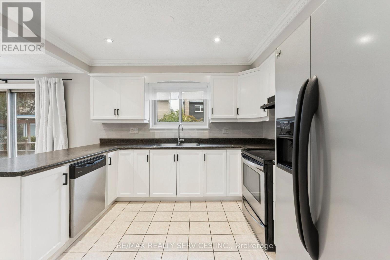 21 Majestic Crescent, Brampton, Ontario  L6S 3N1 - Photo 9 - W12520862