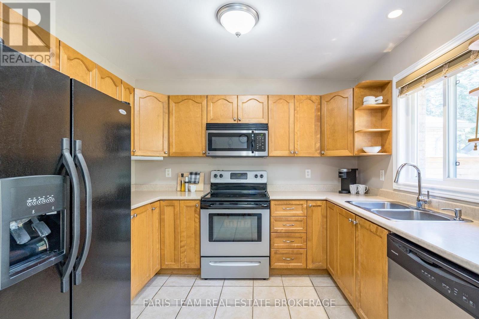 290 Edgehill Drive, Barrie, Ontario  L4N 9X4 - Photo 4 - S12523404