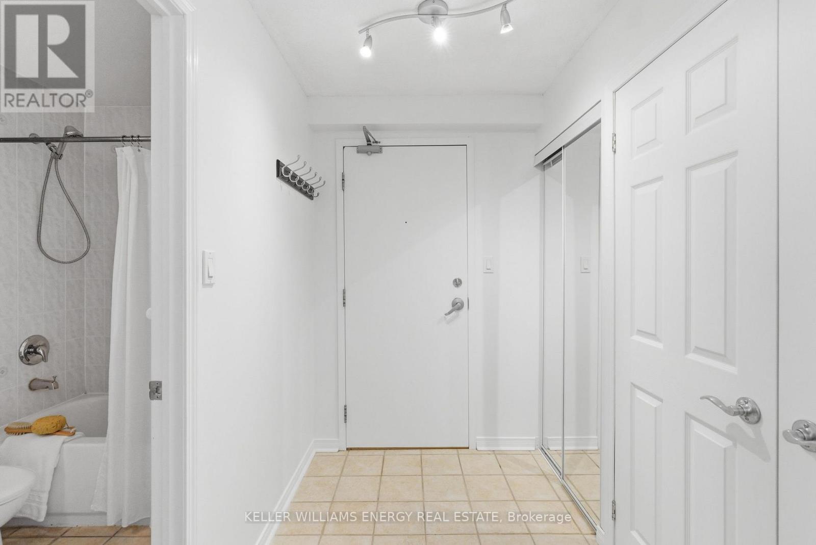 304 - 90 Aspen Springs Drive, Clarington, Ontario L1C 5N3 - Photo 3 - E12523510