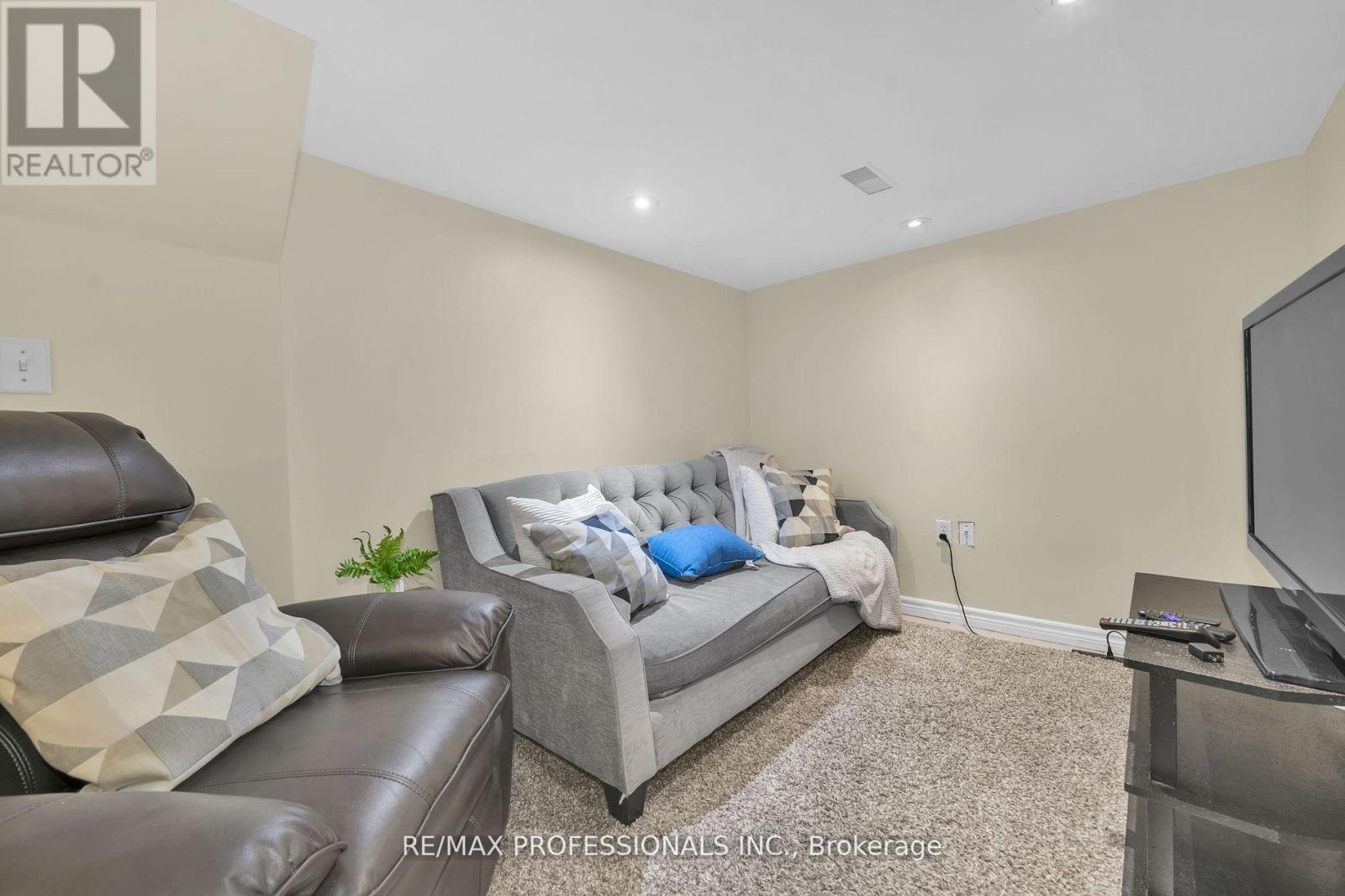 38 Nickle Street, Toronto, Ontario  M6M 2H6 - Photo 15 - W12523366