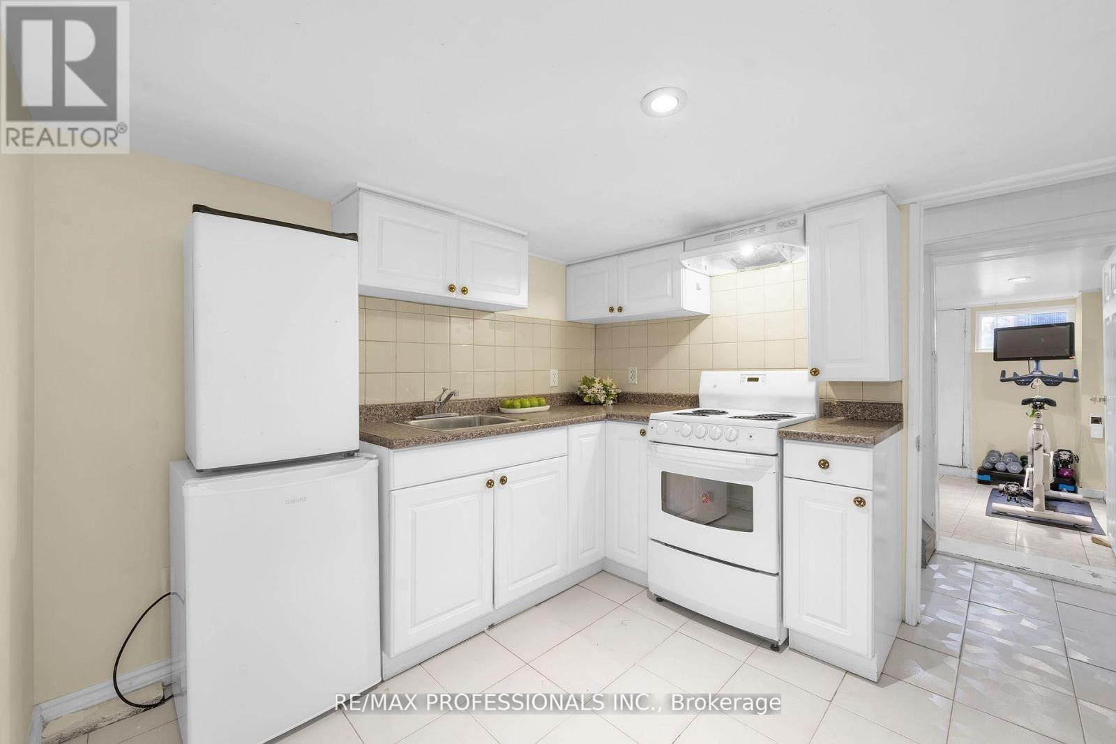 38 Nickle Street, Toronto, Ontario  M6M 2H6 - Photo 16 - W12523366