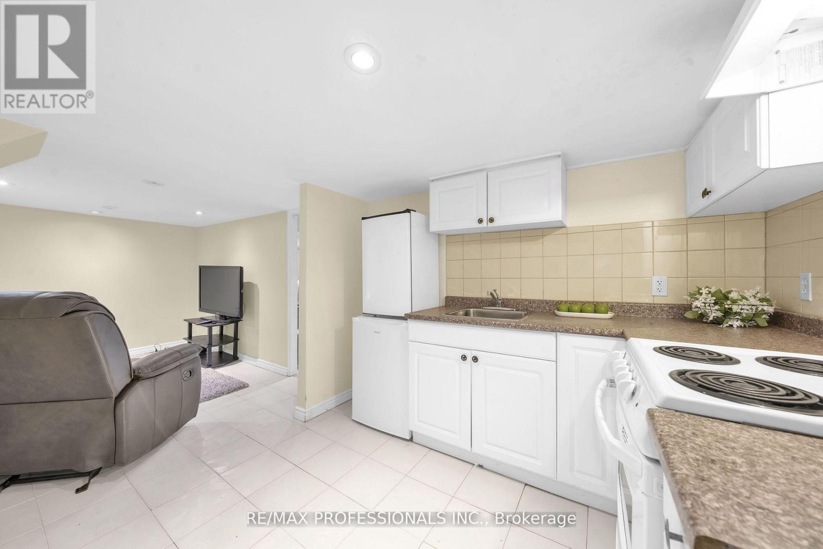 38 Nickle Street, Toronto, Ontario  M6M 2H6 - Photo 17 - W12523366