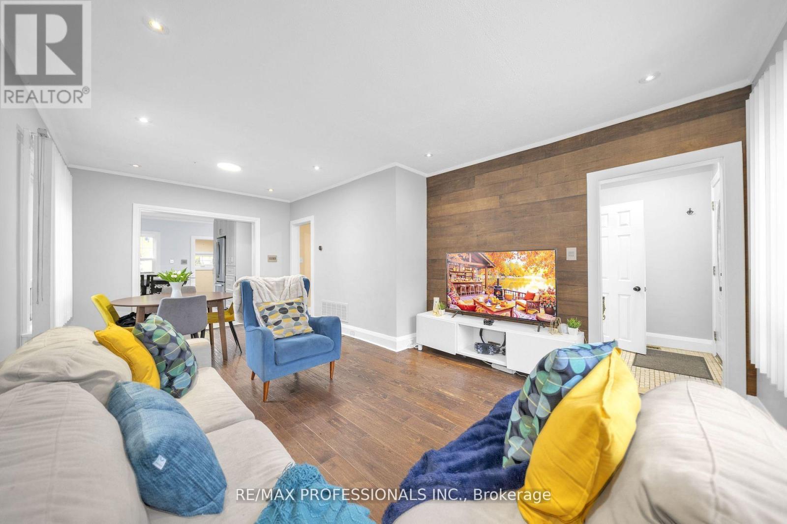 38 Nickle Street, Toronto, Ontario  M6M 2H6 - Photo 7 - W12523366