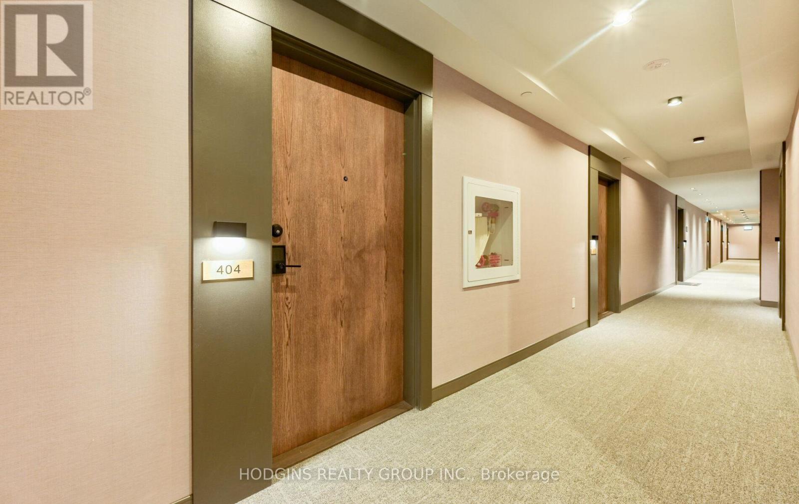 404 - 1035 Southdown Road, Mississauga, Ontario  L5J 0A2 - Photo 4 - W12523408