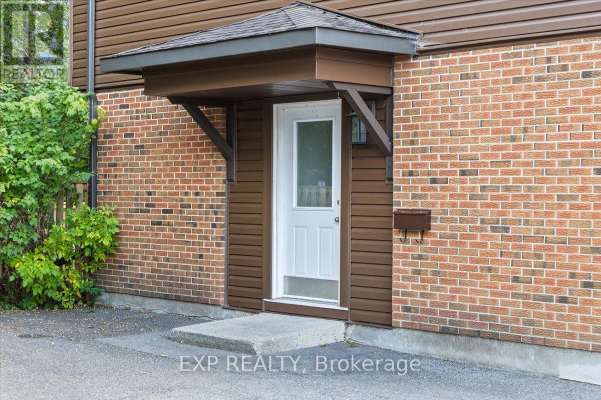 3166 Stockton Drive, Ottawa, Ontario K1T 1S1 - Photo 3 - X12523470