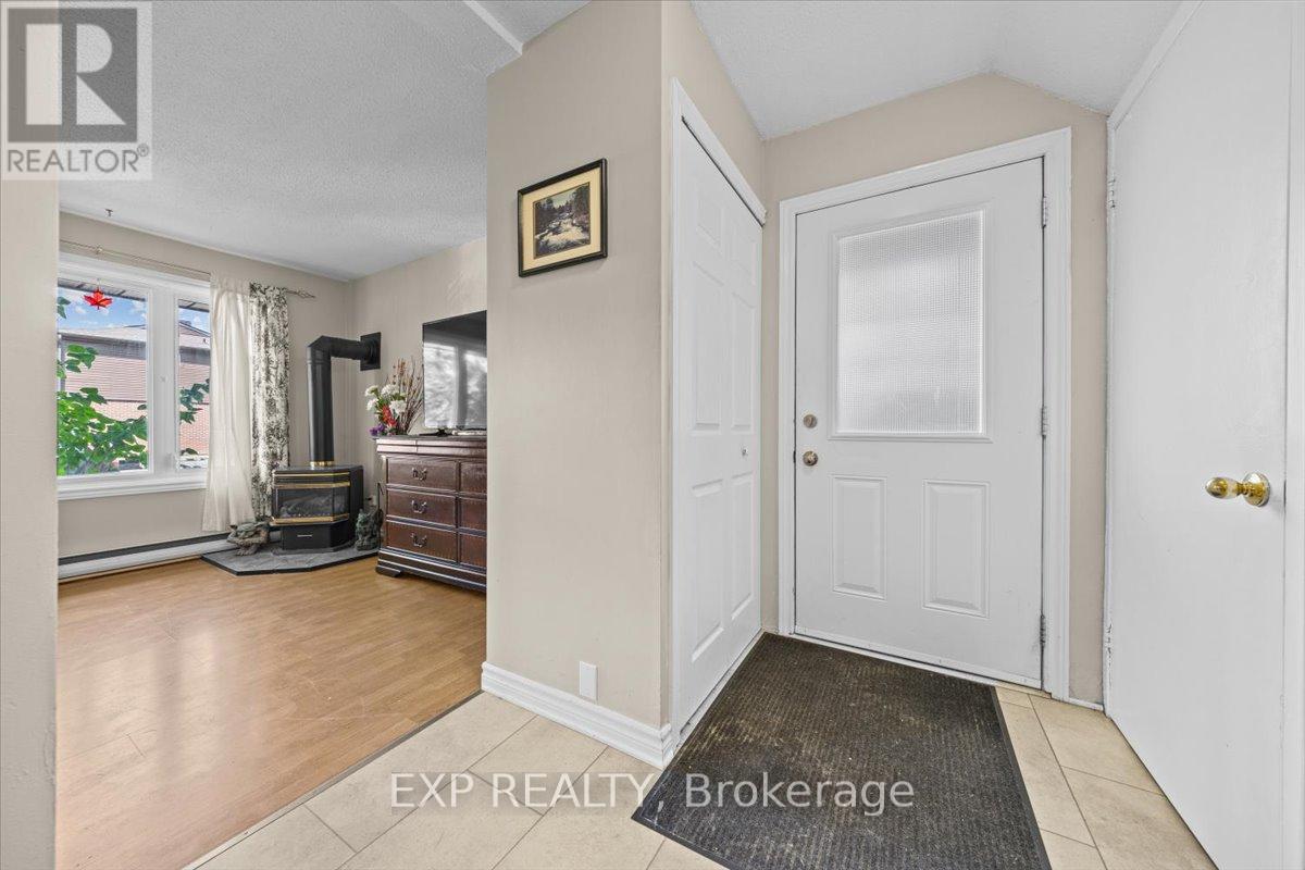 3166 Stockton Drive, Ottawa, Ontario K1T 1S1 - Photo 4 - X12523470