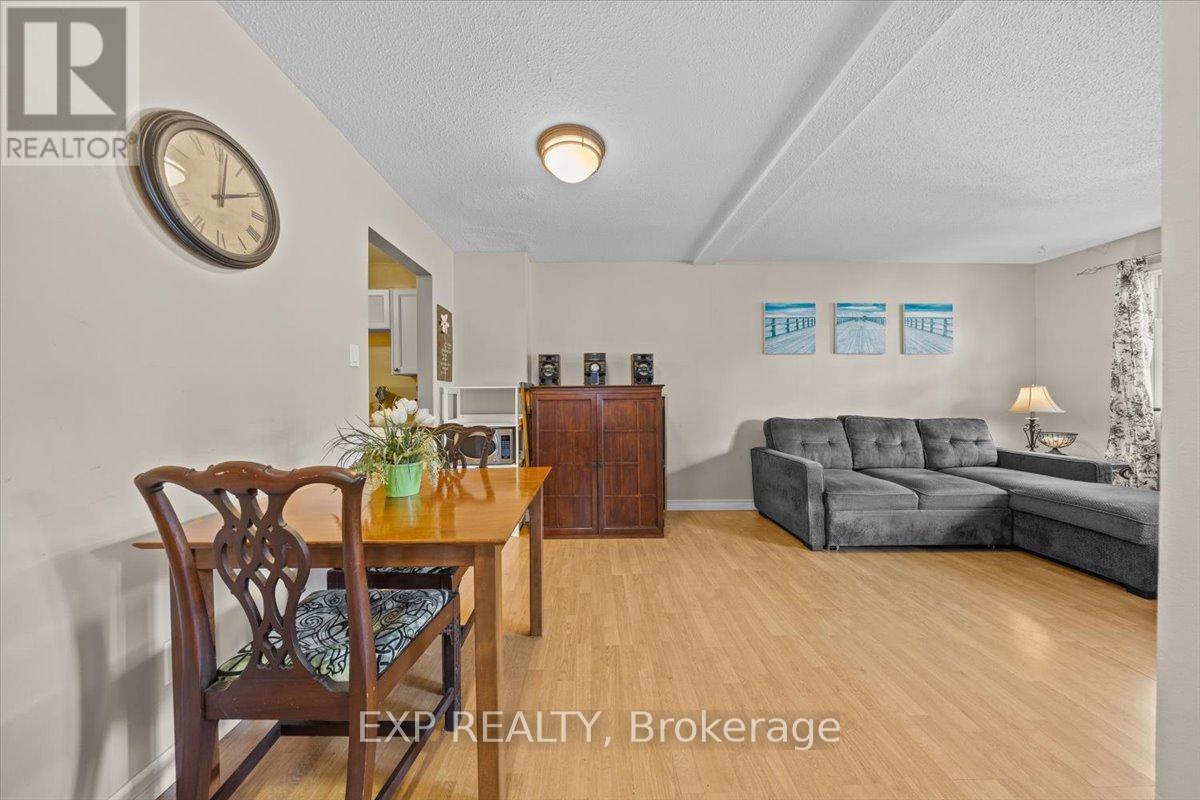 3166 Stockton Drive, Ottawa, Ontario K1T 1S1 - Photo 5 - X12523470