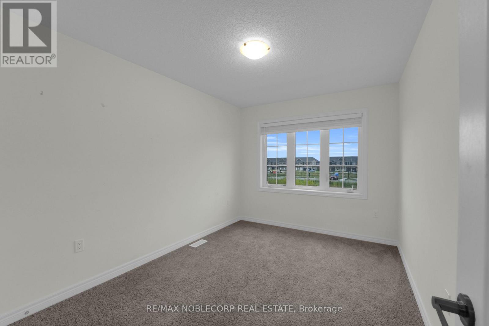 15 Lloyd Davis Way, Hamilton, Ontario  L0R 1C0 - Photo 4 - X12523324