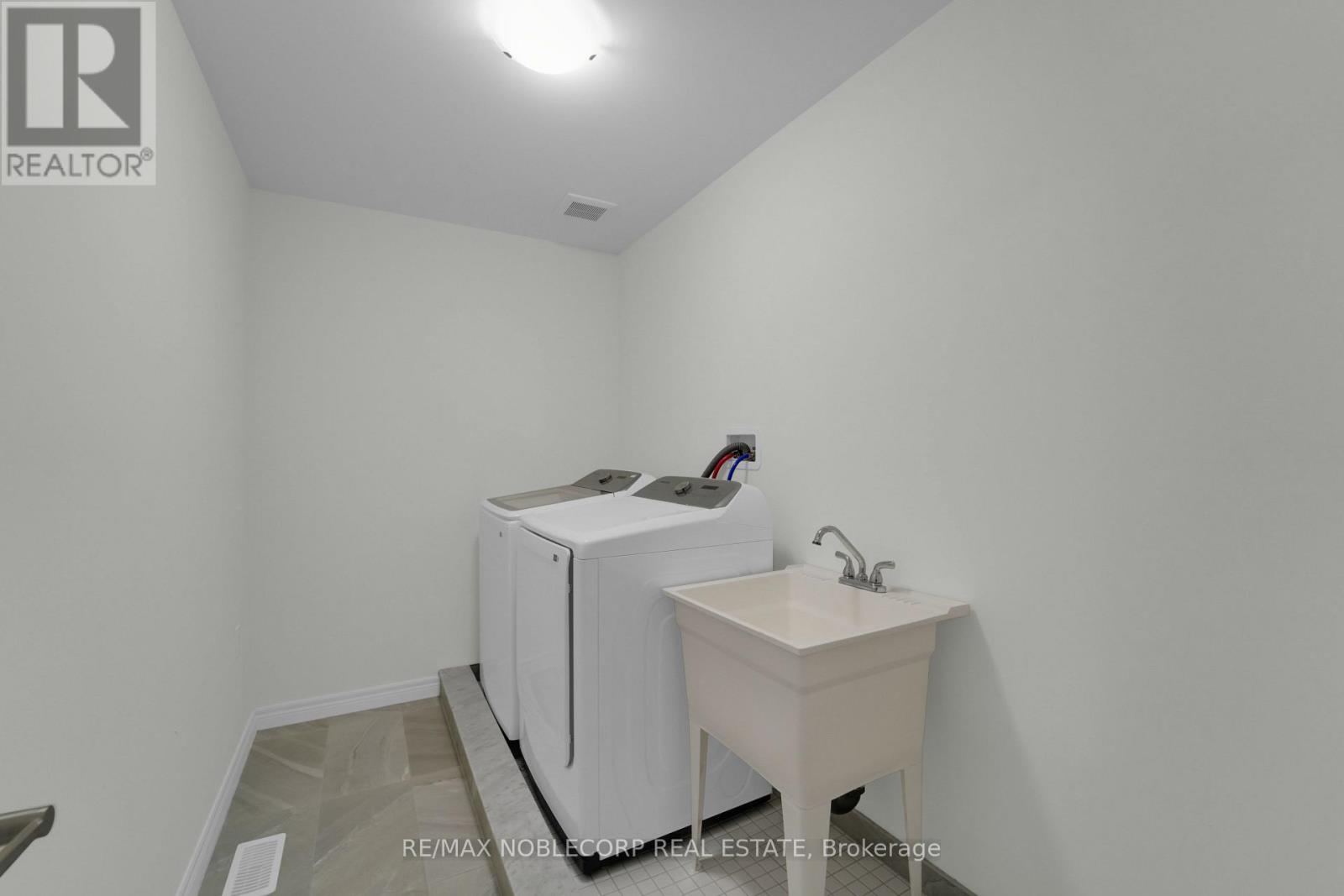 15 Lloyd Davis Way, Hamilton, Ontario  L0R 1C0 - Photo 9 - X12523324