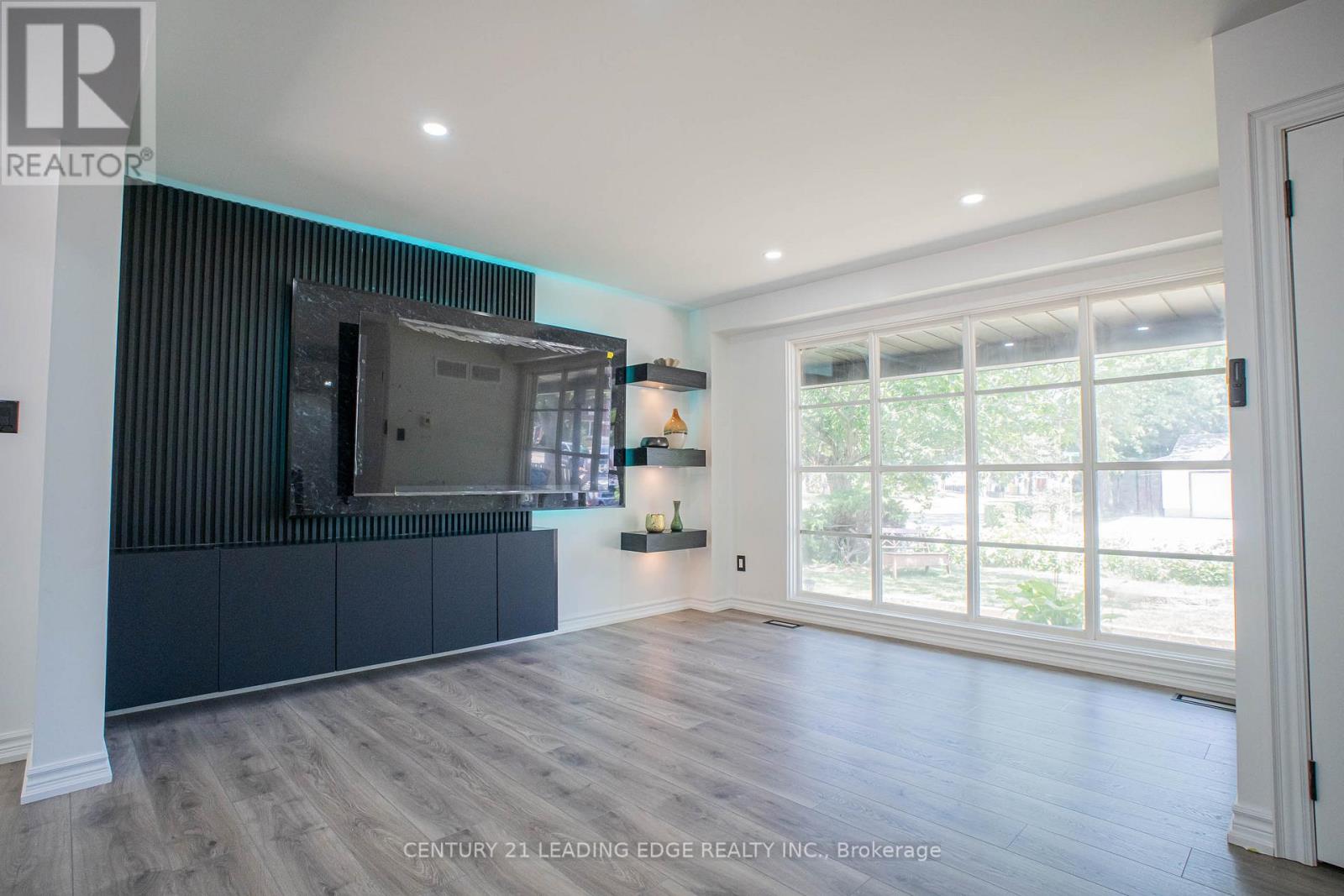 77 Elford Crescent, Hamilton, Ontario  L8K 5K8 - Photo 3 - X12523336